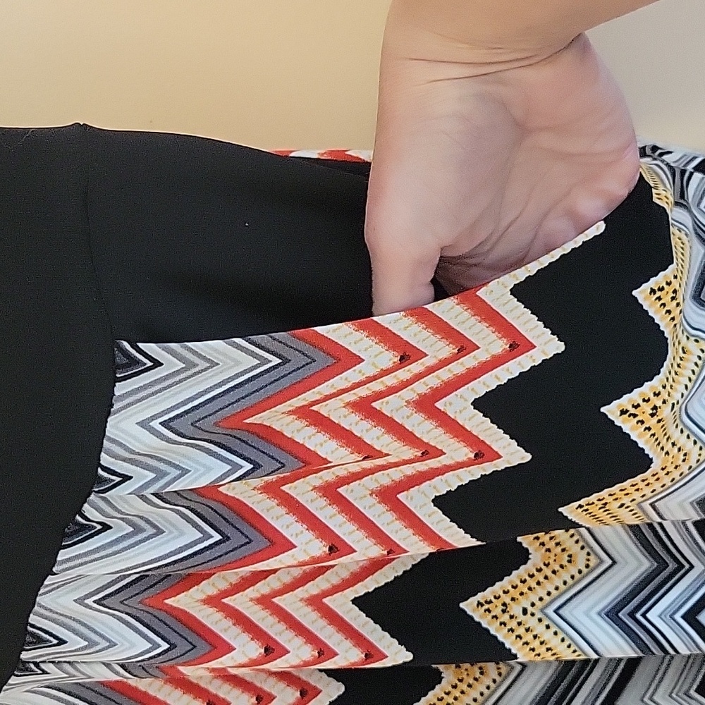 London Times Sleeveless Dress with a Chevron Pattern - Picture 4 of 9
